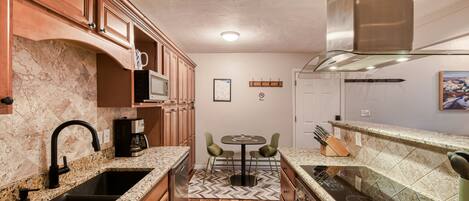 コンドミニアム 2 ベッドルーム | 専用キッチン | 冷蔵庫、オーブン、コーヒー / ティーメーカー、トースター