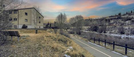 Condo, 2 Bedrooms | Property grounds