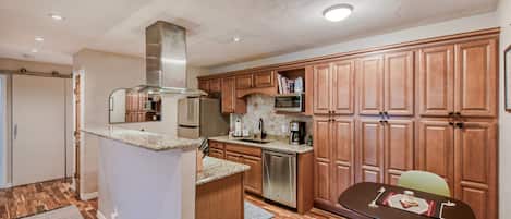 Apartment, 2 Schlafzimmer | Eigene Küche | Kühlschrank, Ofen, Wasserkocher mit Kaffee-/Teezubehör, Toaster