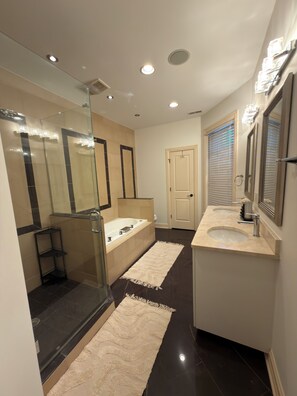 Jetted bath, hair dryer, towels - Spacious 4-bedroom townhome in fantastic Bronzeville Chicago Neighborhood (Chicago)