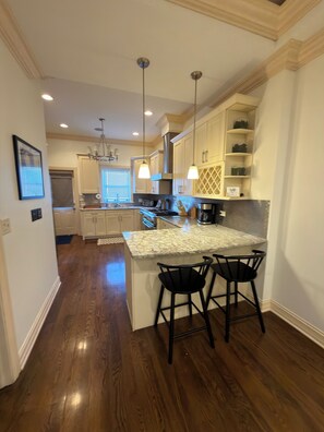 Private kitchen - Spacious 4-bedroom townhome in fantastic Bronzeville Chicago Neighborhood (Chicago)