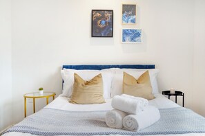 5 bedrooms, iron/ironing board, WiFi, bed sheets