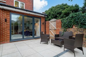 Terrace/patio - Stylish 4BR House w/Garden & Free Parking – Ealing (London)