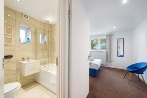 Shower, hair dryer, soap - Stylish 4BR House w/Garden & Free Parking – Ealing (London)