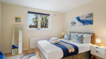 4 bedrooms, iron/ironing board, WiFi, bed sheets