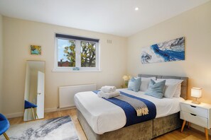 5 bedrooms, iron/ironing board, WiFi, bed sheets - Stylish 4BR House w/Garden & Free Parking – Ealing (London)