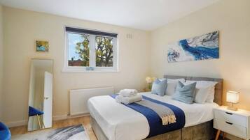 4 bedrooms, iron/ironing board, WiFi, bed sheets