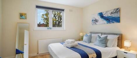 4 bedrooms, iron/ironing board, WiFi, bed sheets