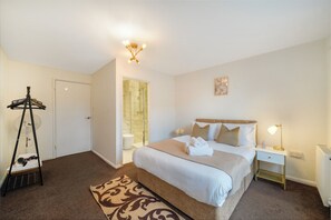 4 bedrooms, iron/ironing board, WiFi, bed sheets - Stylish 4BR House w/Garden & Free Parking – Ealing (London)