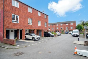 Exterior - Stylish 4BR House w/Garden & Free Parking – Ealing (London)