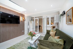 Living area - Stylish 4BR House w/Garden & Free Parking – Ealing (London)