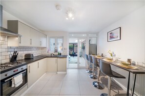 Fridge, microwave, oven, stovetop - Stylish 4BR House w/Garden & Free Parking – Ealing (London)