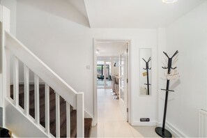 Interior - Stylish 4BR House w/Garden & Free Parking – Ealing (London)
