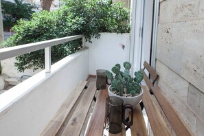 Outdoor dining - Olia Urban Luxury Studio (Zografou)