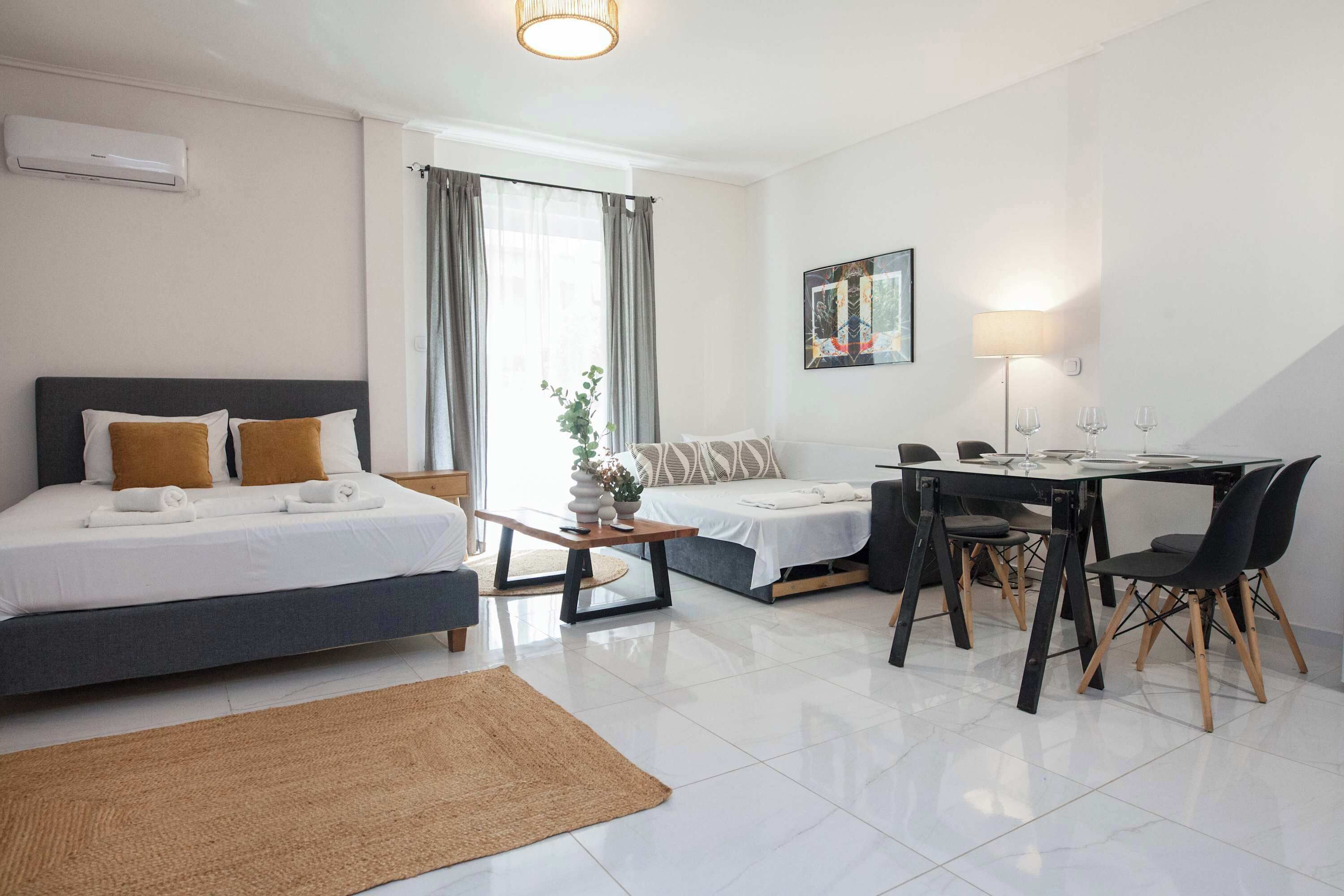 Tabla de planchar con plancha, wifi, ropa de cama