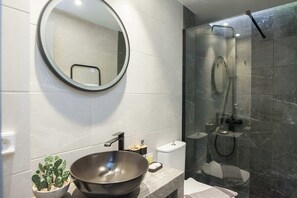 Shower, hair dryer, towels - Olia Urban Luxury Studio (Zografou)
