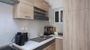 Kaffetrakter/tekoker, kjøleskap, ovn og kokeplater