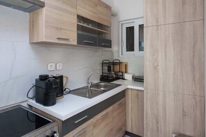 Fridge, oven, stovetop, coffee/tea maker - Olia Urban Luxury Studio (Zografou)