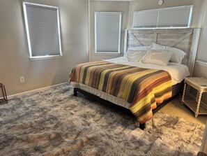 4 habitaciones, tabla de planchar con plancha, wifi y ropa de cama 