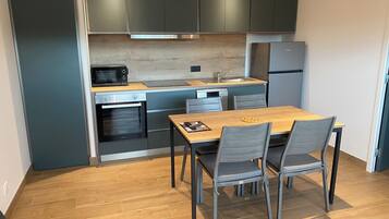 Een koelkast, een microgolfoven, een oven, een kookplaat