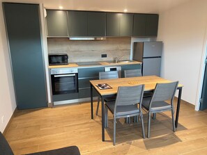 Fridge, microwave, oven, stovetop - Les Cottages du Manoir Lodging 2 (Le Manoir)