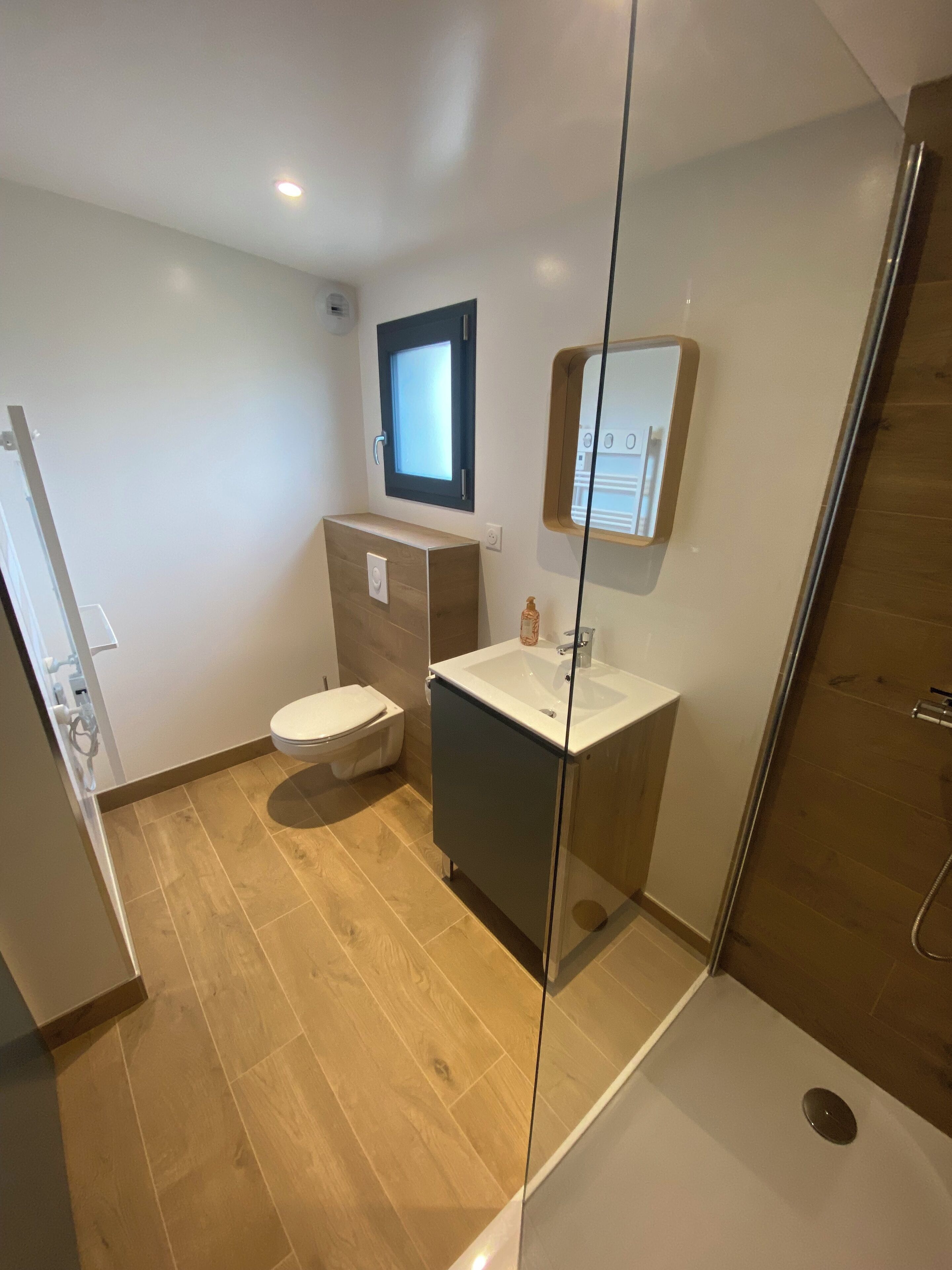 Douche, serviettes fournies, papier toilette