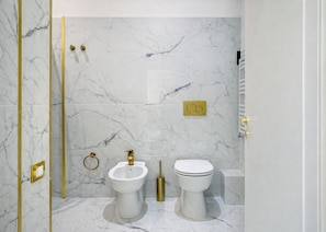 Ducha, secador de pelo, pantuflas, toallas