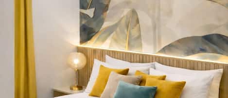 Standaard tweepersoonskamer | Een minibar, een kluis op de kamer, een bureau, een laptopwerkplek