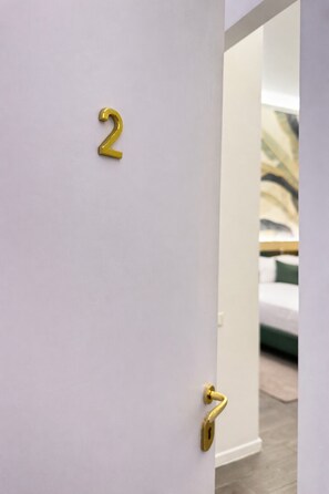 Minibar, coffres-forts dans les chambres, bureau