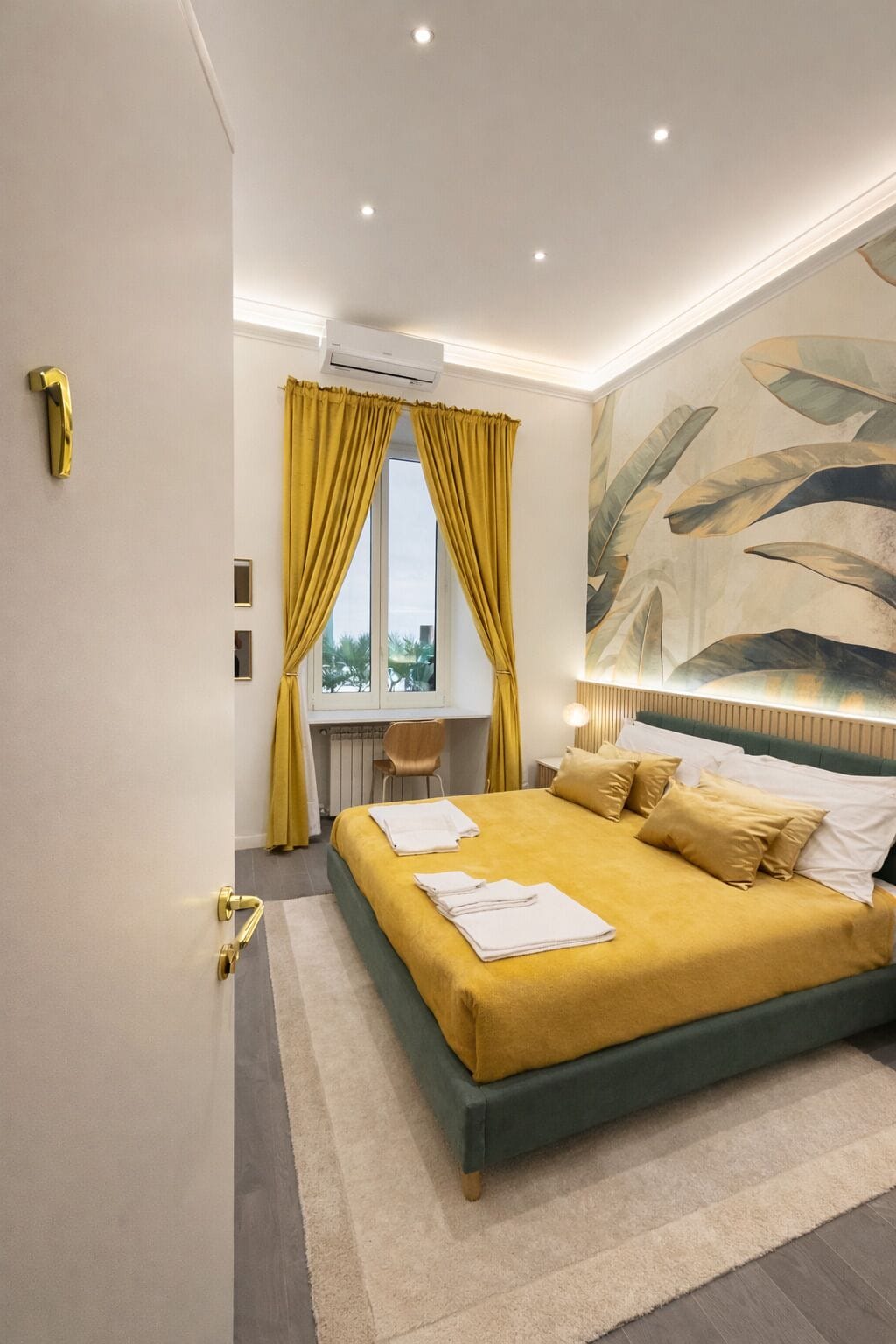 標準雙人房 | 迷你吧、客房內保險箱、書桌、筆電工作空間