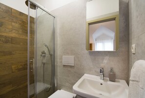 Vila | Kamar mandi | Shower, handuk,  dan tisu toilet