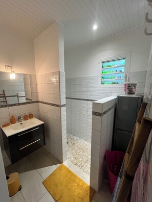 Shower, hair dryer, towels, soap - Villa Anse à l'Ane 5P 200m from the beach, wooded grounds and punch bowl, (Les Trois-Îlets)