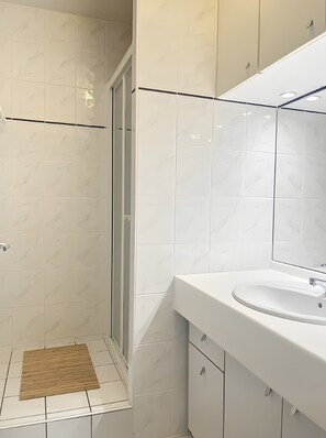 Shower, hair dryer - La Canopée Apartment with Lake View, Shared Pool & Air Conditioning - Conciergerieland (Soustons)