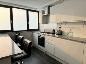 Microwave, oven, stovetop, dishwasher - Enjoyable 4-bed, 2.5 bath apartment in the heart of London - Hoxton Zone 1 (London)