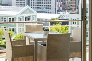 Outdoor dining - V&A Waterfront Marina•Luxury 1BR•CanalView+Balcony (Cape Town)