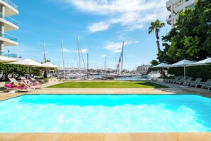Outdoor pool - V&A Waterfront Marina•Luxury 1BR•CanalView+Balcony (Cape Town)