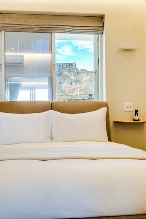 1 bedroom, iron/ironing board, WiFi, bed sheets - V&A Waterfront Marina•Luxury 1BR•CanalView+Balcony (Cape Town)