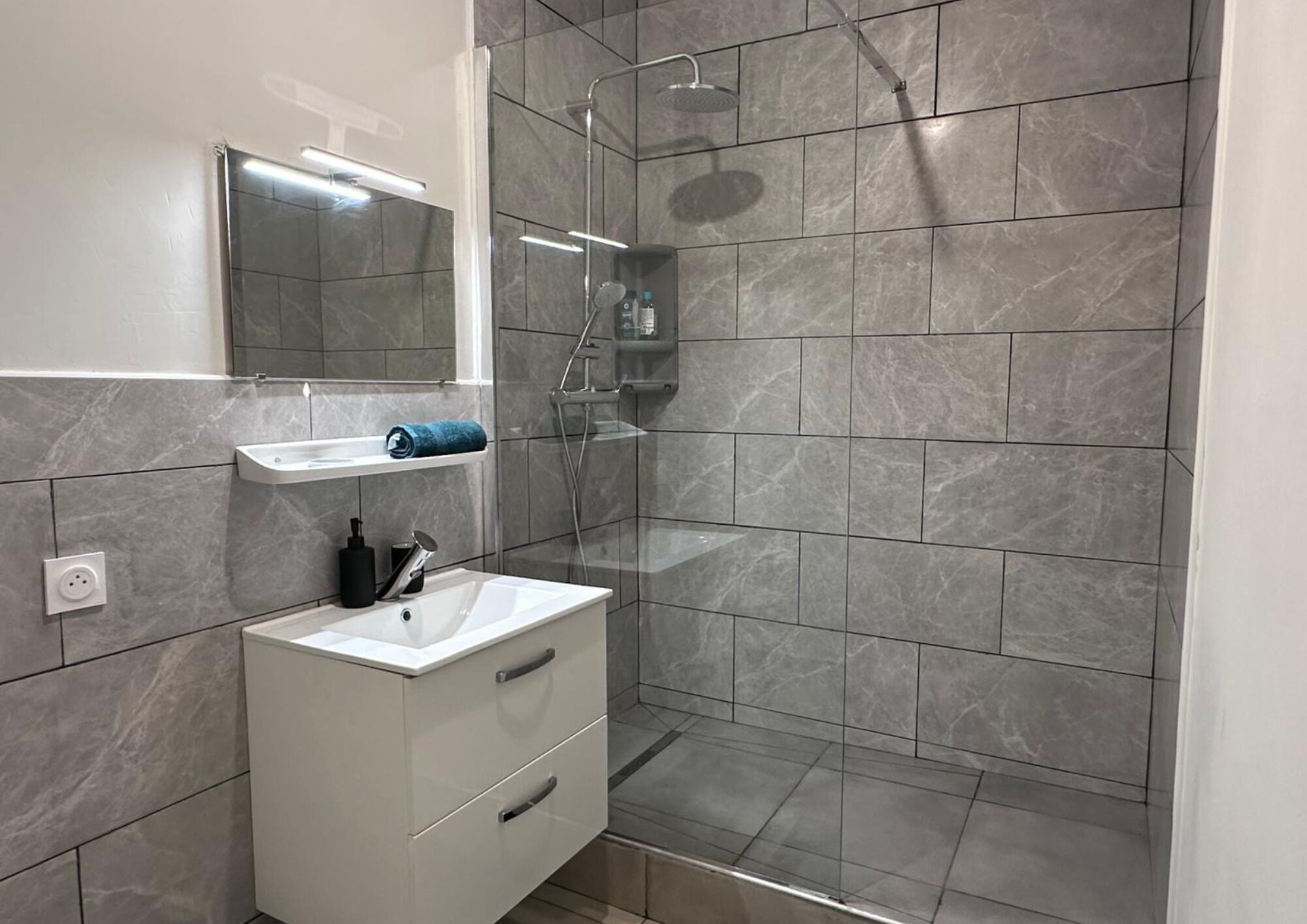 Regadera, toallas, shampoo, papel de baño 
