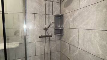 Dusche, Handtücher, Toilettenpapier