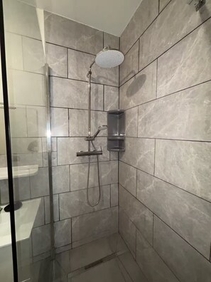 Regadera, toallas, papel de baño 