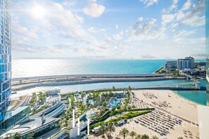 Ein Resort mit Strand, Pool und modernen Gebäuden.