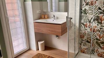 Douche, sĂšche-cheveux, bidet, serviettes fournies