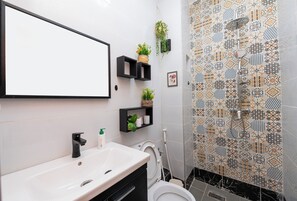 Sèche-cheveux, serviettes fournies, savon, papier toilette