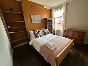 3 bedrooms, iron/ironing board, Internet, bed sheets - Where English Charm Meets Moroccan Soul - 1 Minute from Kensal Green Station (London)