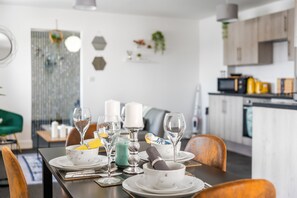 Dining - Modern 1-Bed Apartment with Parking near Heathrow (Slough)