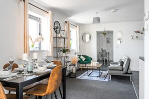 TV - Modern 1-Bed Apartment with Parking near Heathrow (Slough)