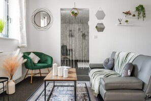 Living area - Modern 1-Bed Apartment with Parking near Heathrow (Slough)