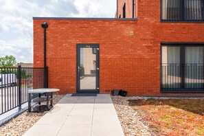 Outdoor dining - Modern 1-Bed Apartment with Parking near Heathrow (Slough)