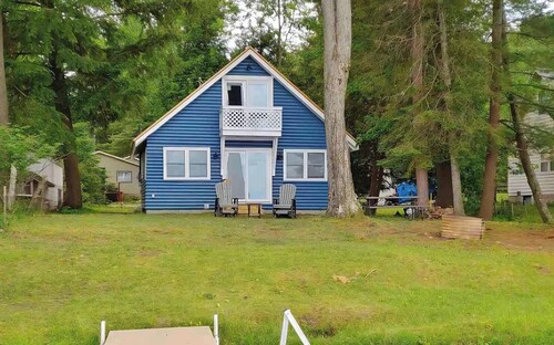 Cozy Lake St. Helen Waterfront. Fully Remodeled. Dock. Fire pit. AC. Sleeps 6.