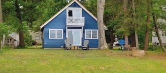 Cozy Lake St. Helen Waterfront. Fully Remodeled. Dock. Fire pit. AC. Sleeps 6.